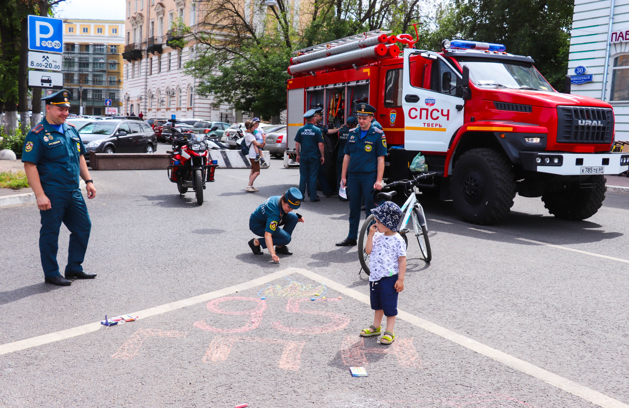 В Городском саду в преддверии 95-летия Государственного пожарного надзора  инспекторы Главного управления МЧС России по Тверской области устроили  праздник для всех желающих | 09.07.2022 | Тверь - БезФормата