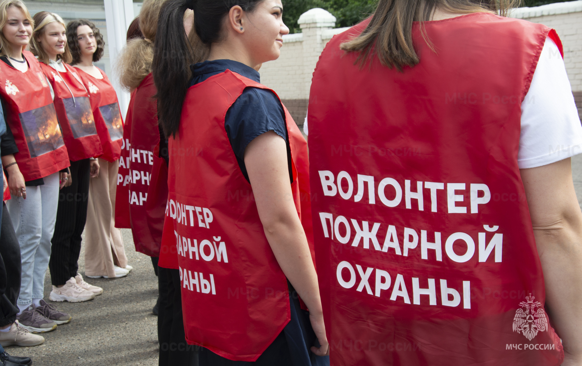 Вступить в ряды. Вступай в ряды волонтеров. Вступайте в ряды добровольцев пожарных. Как вступить в ряды волонтеров. Вступай в ряды пожарных добровольцев картинка.