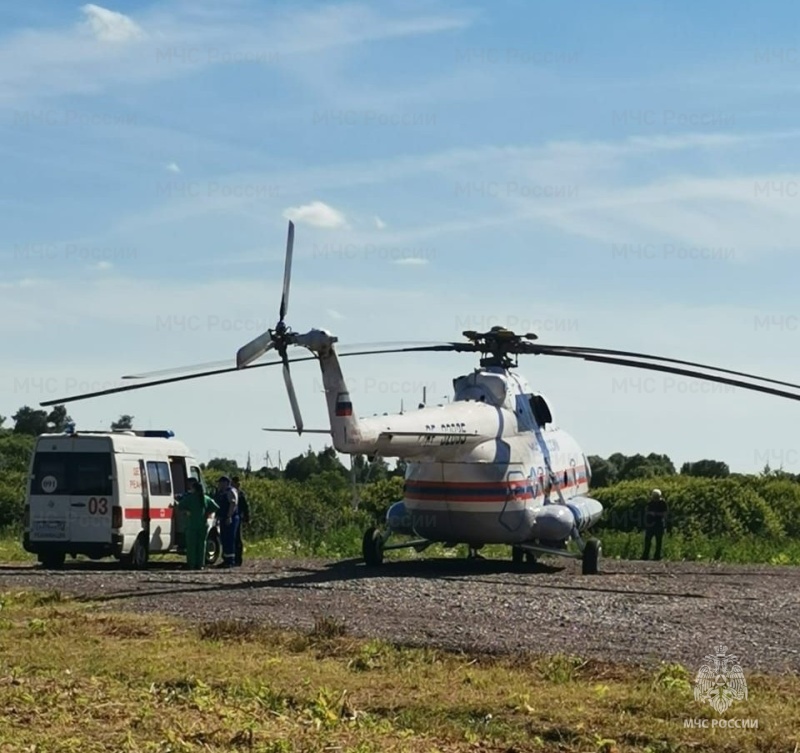 Санитарный вылет вертолёта Ми-8 МЧС России в ЦРБ Бежецкого МО